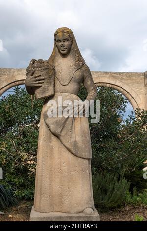 Petra, Espagne; janvier 09 2022: Sculpture en pierre symbolisant une pagesa majorquine, faite par Josep Gaya font, et située à l'extérieur du bâtiment de Th Banque D'Images