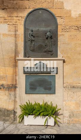 Petra, Espagne; janvier 09 2022: Plaque de bronze commémorant la sanctification de Friar Juniper Serra, à l'extérieur de l'église paroissiale de Petra, île de Ma Banque D'Images