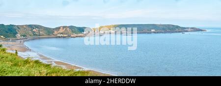 La baie semi-circulaire formée par la plage de Morfa Nefyn et la péninsule de Porth Dinllaen, au nord du pays de Galles Banque D'Images