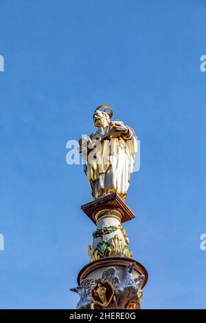 Trèves, Allemagne : croix du marché médiéval sur la place centrale.L'archevêque Henry I a équipé la croix en 958 sur le marché principal de la ville, à Trèves, en Allemagne. Banque D'Images