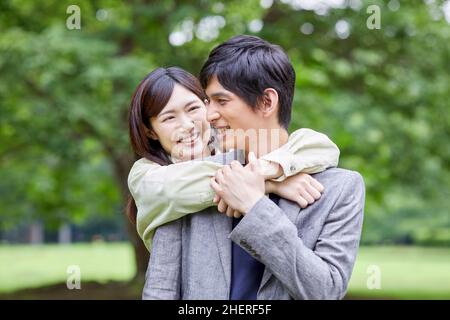 Couple japonais en forme de câlin Banque D'Images