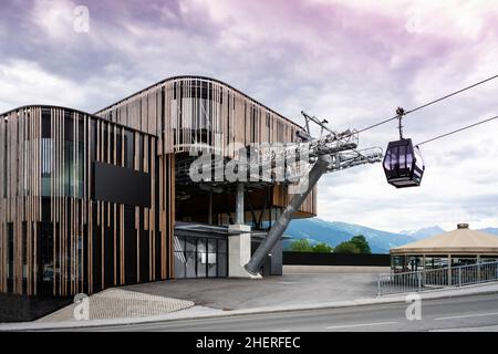 station de vallée de téléphérique moderne avec télécabine avec ciel nuageux dans les montagnes du tyrol Banque D'Images