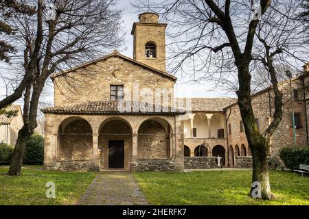 Marche, Italie : Pieve di San Giovanni Battista, une belle église romane de Carpegna, région de Montefeltro Banque D'Images