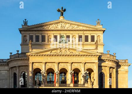 Façade de l'opéra „Alte Oper Frankfurt“ (ancien opéra) avec inscription „dem wahren schönen guten“, traduite en anglais dans le vrai beau bien) Banque D'Images