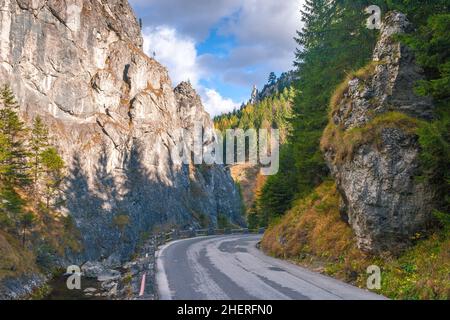 Route dans un paysage de montagne à travers la vallée de Vratna au parc national Mala Fatra, Slovaquie, Europe. Banque D'Images