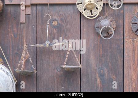 Ancienne machine de pesage suspendue sur fond de bois, paire équilibrée de balances et son matériau est le métal. Banque D'Images