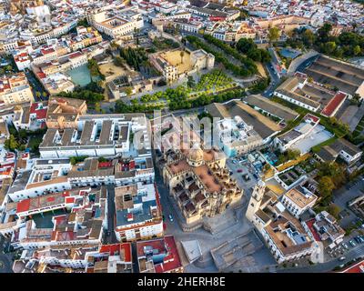 Vue aérienne des jardins Jardines del Alcázar et de la cathédrale du Saint-sauveur dans la province de Jerez de la Frontera Cadix en Espagne. Banque D'Images