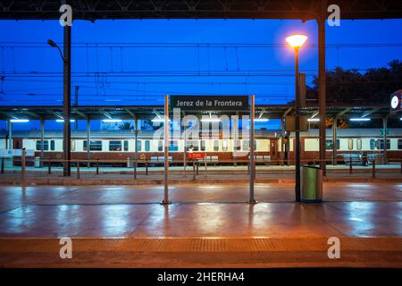 Le train de luxe Al-Andalus s'est arrêté à la plate-forme ferroviaire de la gare de Jerez ce la Frontera.Ce train voyage autour de l'Andalousie Espagne.Le Al Andalus t Banque D'Images