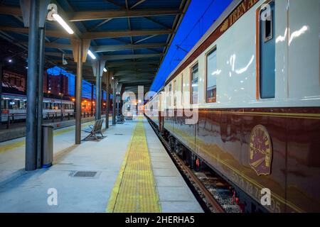 Le train de luxe Al-Andalus s'est arrêté à la plate-forme ferroviaire de la gare de Jerez ce la Frontera.Ce train voyage autour de l'Andalousie Espagne.Le Al Andalus t Banque D'Images