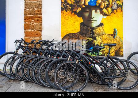 Vélos garés sur une fresque à côté du marché central de Cádiz, Costa de la Luz, Andalousie, Espagne.Le peintre Nicoletta Tomas est une femme citoyenne de Banque D'Images