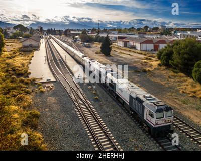 Le train de luxe Al-Andalus s'est arrêté à la plate-forme ferroviaire de la gare de Ronda.Ce train voyage autour de l'Andalousie Espagne.Le train Al Andalus vous emmène Banque D'Images