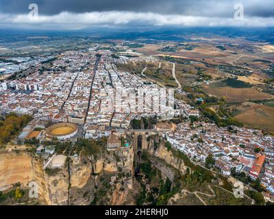 Vue aérienne des maisons blanches depuis les arènes de Puente Nuevo et la gorge d'El Tajo, Ronda, Andalousie, Espagne Banque D'Images