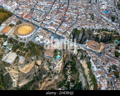 Vue aérienne des maisons blanches depuis les arènes de Puente Nuevo et la gorge d'El Tajo, Ronda, Andalousie, Espagne Banque D'Images