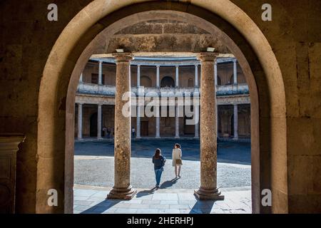 Colonnes sculptées dans un palais intérieur de Carlos V, l'Alhambra de Grenade, Espagne.Le bâtiment a deux niveaux: Le niveau inférieur du patio a 3 Banque D'Images