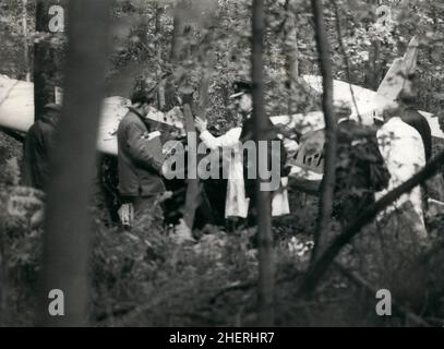 11 novembre 1971 - Cowplain, Angleterre, Royaume-Uni - le corps du fils du comédien M. Bentine a été trouvé hier soir dans un épave d'un avion léger qui s'est écrasé dans la forêt.L'avion a été trouvé par un homme qui marche à travers la forêt QE près de Cowplain, Peresfield, Hampshire.À l'intérieur, la police a découvert le corps de Stuart Bentine, 21.Au siège du pilote se trouvait le corps de son ami Andrew Slade, 25.L'avion, un Piper Club, avait disparu depuis qu'il a pris le départ il y a deux mois de l'aérodrome de la Lasham Gliding Society dans le Hampshire, en direction de l'île de Wight.La police inspecte l'épave dans les bois.(Crédit Imag Banque D'Images