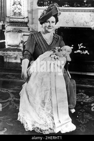 Londres, Angleterre, Royaume-Uni 15th décembre 1948.LA REINE MÈRE avec son petit-enfant LE PRINCE CHARLES sur ses genoux après son baptême.Le bébé prince porte sa robe de baptême.Crédit : Keystone Press Agency/ZUMA Wire/Alay Live News Banque D'Images