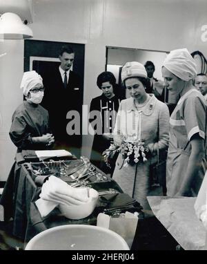 Londres, Angleterre, Royaume-Uni.10th octobre 1970.LA REINE ELIZABETH, deuxième de droite, a ouvert hier le £150 million Northwick Park Hospital and Clinical Research Centre à Harrow, Middlesex.On s'attend à ce que l'ensemble du projet, qui sera ouvert en trois étapes, fonctionne d'ici 1974.L'hôpital est équipé de tout l'équipement technologique le plus récent, des thermomètres électroniques au stockage informatique pour les dossiers des patients.La consœur M. Bowie (à droite) montre la reine Elizabeth II, qui fait fonctionner les instruments lors d'une visite au théâtre d'opération.Crédit : Keystone Press Agency/ZUMA Wire/Alay Live News Banque D'Images