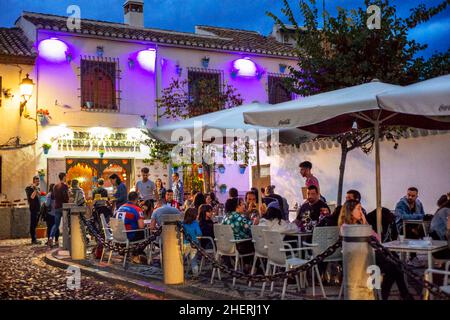 Restaurants du soir dans le Mirador de San Nicolas, Albaicin, Sacromonte Granada, Andalousie, Espagne,Europe Banque D'Images