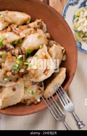 Boulettes ukrainiennes au bacon et aux oignons frits dans un style rustique Banque D'Images