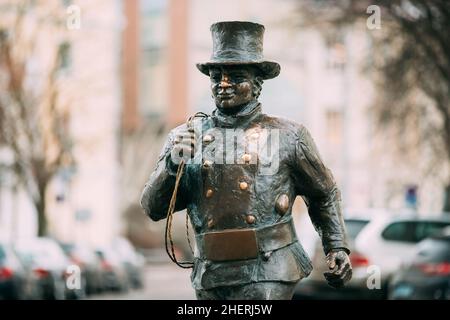 Tallinn, Estonie.Statue de bronze d'Un Lucky Happy Chimney Sweep avec quelques pas de bronze derrière lui Banque D'Images