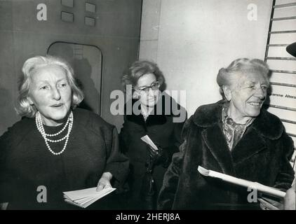 11 novembre 1975 - Londres, Angleterre, Royaume-Uni - la famille Wagner a eu une rare réunion à Londres hier soir pour entendre une performance de l'un des opéras moins connus 'Der Friedensengel'.Mme WINIFRED WAGNER, veuve de S. Wagner, avec ses filles, Mlle FRIEDELIND WAGNER (à gauche) et Mme BERENA LAFFERENTZ, au centre, lors de la représentation hier soir.(Image de crédit : © Keystone Press Agency/ZUMA Wire) Banque D'Images