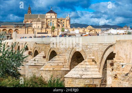 Pont romain sur le fleuve Guadalquivir et mosquée-cathédrale la Mezquita Cathédrale Mosquée dans la vieille ville historique la Juderia, Cordoue, Andalousie, SPAI Banque D'Images