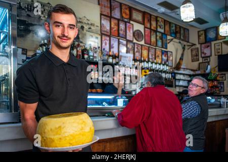 Taberna Santos Bar Restaurant Las tortillas de Patata Gigantes de Córdoba Andalousie Espagne.Les plus grandes omelettes de pommes de terre au monde.Le plus Banque D'Images