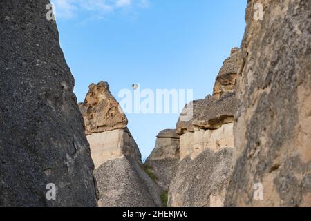 Ballons à air chaud et cheminées de fées dans la vallée de Pasabag ou la vallée de Monks, Musée de l'air libre de Zelve, Cappadoce, Turquie. Banque D'Images