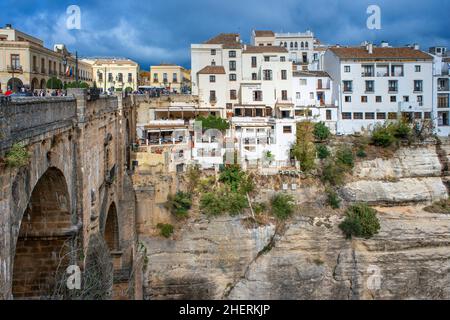 Paysage de maisons blanches et nouveau pont Puente Nuevo et gorge El Tajo, Ronda, Andalousie, Espagne Banque D'Images