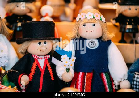 Souvenirs folk ethnique National Dolls en bois jouets au marché européen estonien.Souvenir populaire de Tallinn, Estonie Banque D'Images