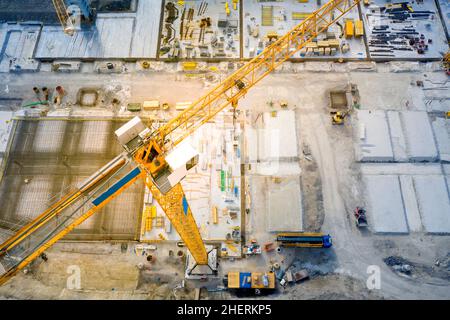 grue à tour sur le chantier de construction avec plaque de base en acier et en béton de vue aérienne Banque D'Images