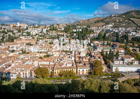 La vue sur les quartiers de Sacromonte et Albaicin de Grenade depuis les fenêtres de la forteresse de l'Alhambra et du Generalife, Espagne Banque D'Images