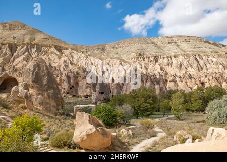 Fairy Chimneys in Zelve Open Air Museum, Cappadoce, Turquie.Églises et maisons sculptées dans les rochers du musée en plein air de Zelve en Cappadoce. Banque D'Images