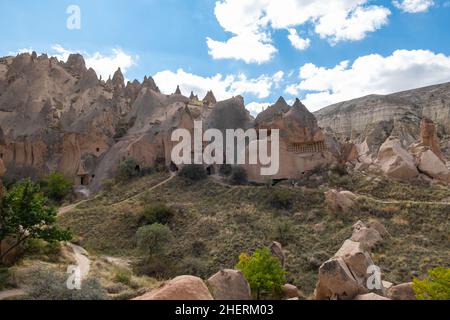 Fairy Chimneys in Zelve Open Air Museum, Cappadoce, Turquie.Églises et maisons sculptées dans les rochers du musée en plein air de Zelve en Cappadoce. Banque D'Images