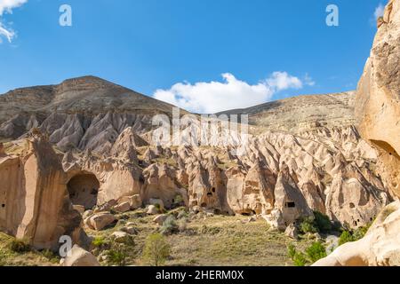 Fairy Chimneys in Zelve Open Air Museum, Cappadoce, Turquie.Églises et maisons sculptées dans les rochers du musée en plein air de Zelve en Cappadoce. Banque D'Images