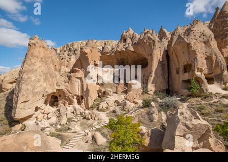 Fairy Chimneys in Zelve Open Air Museum, Cappadoce, Turquie.Églises et maisons sculptées dans les rochers du musée en plein air de Zelve en Cappadoce. Banque D'Images