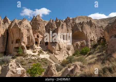 Fairy Chimneys in Zelve Open Air Museum, Cappadoce, Turquie.Églises et maisons sculptées dans les rochers du musée en plein air de Zelve en Cappadoce. Banque D'Images
