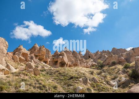 Fairy Chimneys in Zelve Open Air Museum, Cappadoce, Turquie.Églises et maisons sculptées dans les rochers du musée en plein air de Zelve en Cappadoce. Banque D'Images