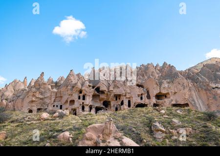 Fairy Chimneys in Zelve Open Air Museum, Cappadoce, Turquie.Églises et maisons sculptées dans les rochers du musée en plein air de Zelve en Cappadoce. Banque D'Images