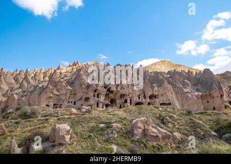 Fairy Chimneys in Zelve Open Air Museum, Cappadoce, Turquie.Églises et maisons sculptées dans les rochers du musée en plein air de Zelve en Cappadoce. Banque D'Images