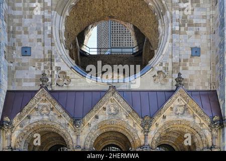 Façade vue partielle sur l'église du souvenir de l'empereur Guillaume, Kurfürstendamm, Charlottenburg, Berlin, Allemagne Banque D'Images