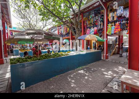 Vendeur de légumes au marché Sir Selwyn Clarke sur Market Street, Victoria, île Mahé, Seychelles, Océan Indien Banque D'Images