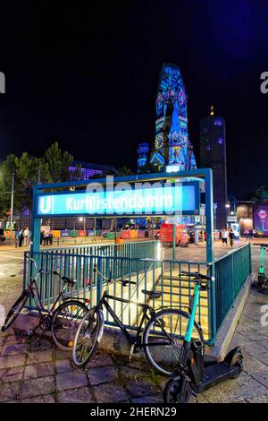 Eglise du souvenir Kaiser Wilhelm pendant le Festival des lumières, Kurfuerstendamm, Charlottenburg, Berlin, Allemagne Banque D'Images