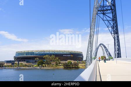 Perth, WA, Australie - Pont piétonnier de Matagarup à côté de Denton Corker Marshall sur le fleuve Swan au stade Optus par Hassell, HKS et Cox Banque D'Images