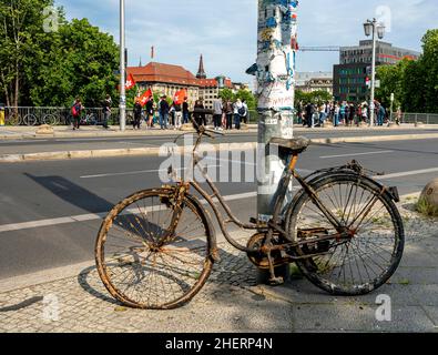 Vieux vélo rouillé stationné sur la route, Berlin, Allemagne Banque D'Images