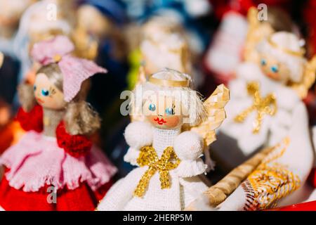 Poupées de paille biélorusses colorées au marché local de la Biélorussie Banque D'Images