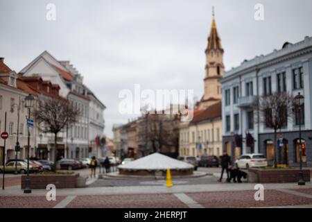 Arrière-plan flou de la vieille ville européenne de Vilnius.Rue pavée et place où les gens marchent Banque D'Images