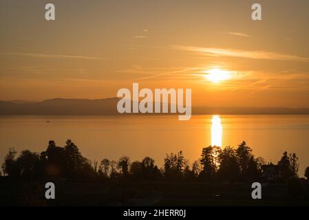 Coucher de soleil sur le lac de Constance, Retterschen près de Nonnenhorn, Swabia, Bavière, Allemagne,Kressbronn am Lac de Constance, Bade-Wurtemberg, Allemagne Banque D'Images