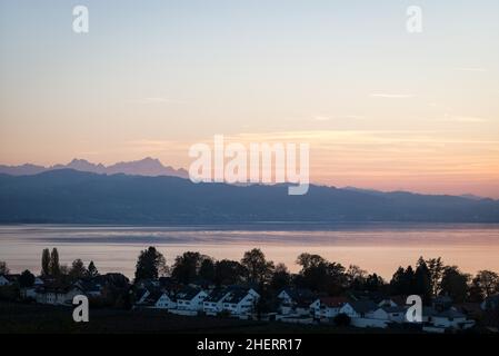 Coucher de soleil sur le lac de Constance, Retterschen près de Nonnenhorn, Swabia, Bavière, Allemagne,Kressbronn am Lac de Constance, Bade-Wurtemberg, Allemagne Banque D'Images