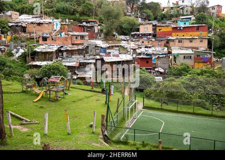 Des cabanes de ville miteuse, dans le quartier célèbre de Barrio Egipto, Bogota, Colombie, Amérique du Sud.Avec terrain de football de charité construit. Banque D'Images